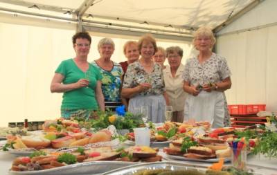 Roswitha Schier bedankt sich bei den Schtzenfrauen, die schon ber viele Jahre hinweg das Konzert ehrenamtlich untersttzen.