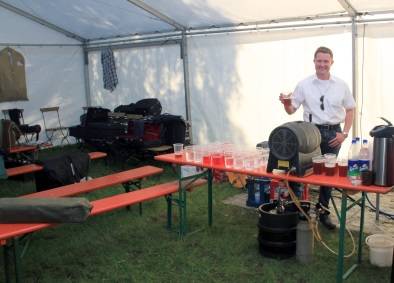 Niko Gebel, Mitarbeiter der Landtagsabgeordneten Roswitha Schier, kmmerte sich frsorglich um die Getrnkeversorgung der 40 Musiker.