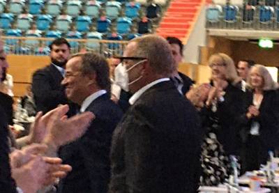 Armin Laschet und Michael Stbgen in der Menge der Delegierten 