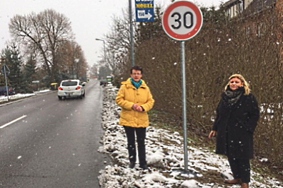 Roswitha Schier, CDU Ortsvorsitzende und Christina Balke, CDU Fraktionsvorsitzende zeigen sich zufrieden mit der neuen Ausschilderung für mehr Verkehrssicherheit für Kinder und Senioren in Zerkwitz Roswitha Schier, CDU Ortsvorsitzende und Christina Balke, CDU Fraktionsvorsitzende zeigen sich zufrieden mit der neuen Ausschilderung für mehr Verkehrssicherheit für Kinder und Senioren in Zerkwitz