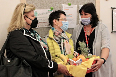 Christina Balke und Roswitha Schier überreichen Kita-Leiterin Heidrun Jahn (Foto v. l.) einen Korb mit gesundem Obst für die Kinder. Christina Balke und Roswitha Schier überreichen Kita-Leiterin Heidrun Jahn (Foto v. l.) einen Korb mit gesundem Obst für die Kinder.